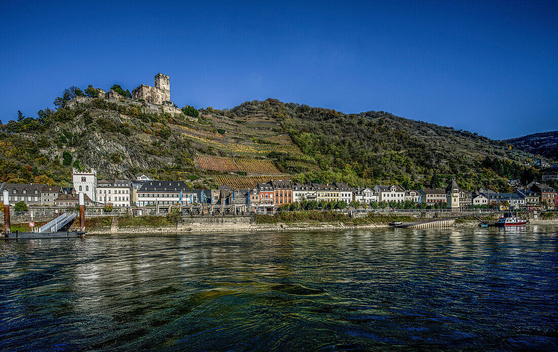 Blick über den Rhein auf die Altstadt von Kaub und Burg Gutenfels im Herbst, Oberes Mittelrheintal, Rheinland-Pfalz, Deutschland