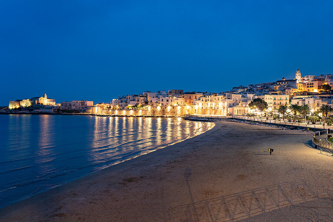  Old town and city beach Spiaggia di San Lorenzo at dusk, Vieste, Gargano, Apulia, Italy, Europe 