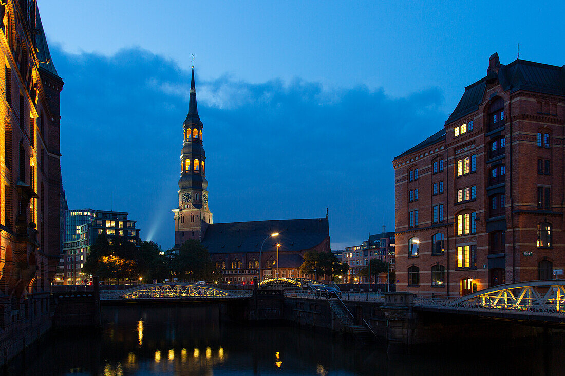 Blick von der Pickhubenbrücke auf Sankt Katharinen Kirche, Speicherstadt, Hansestadt Hamburg, Deutschland