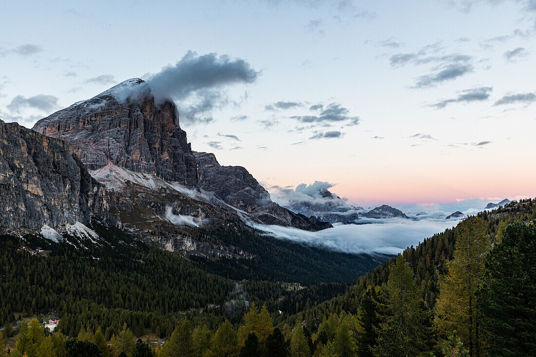 Tal in den Dolomiten mit Berggipfel, Südtirol, Italien