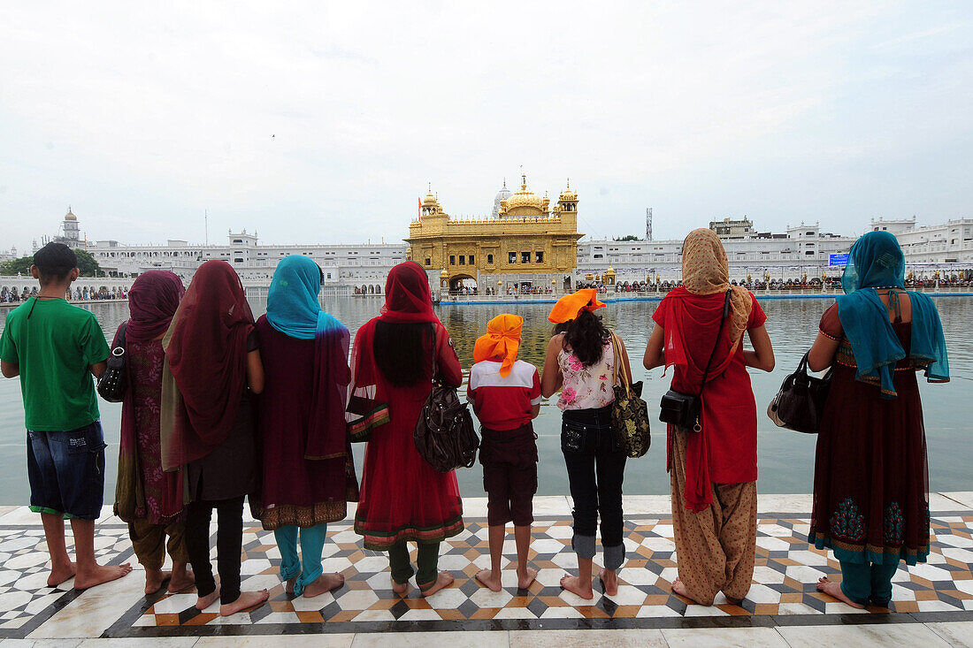 Pilgrims, golden temple, amritsar, punjab, india, asia