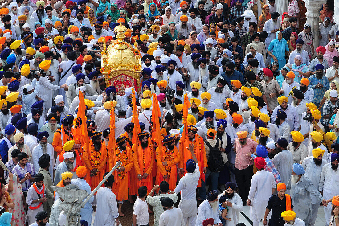  Gläubige tragen Sänfte, Goldener Tempel, Amritsar, Punjab, Indien, Asien 