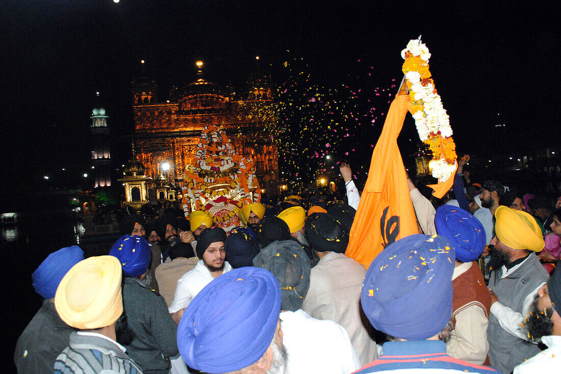 Devotees carrying palanquin, golden temple, amritsar, punjab, india, asia