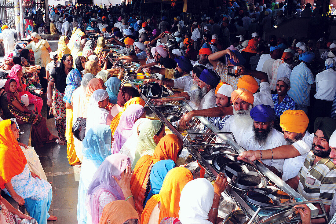 Gläubige in Guru Ka Langar, Amritsar, Punjab, Indien, Asien