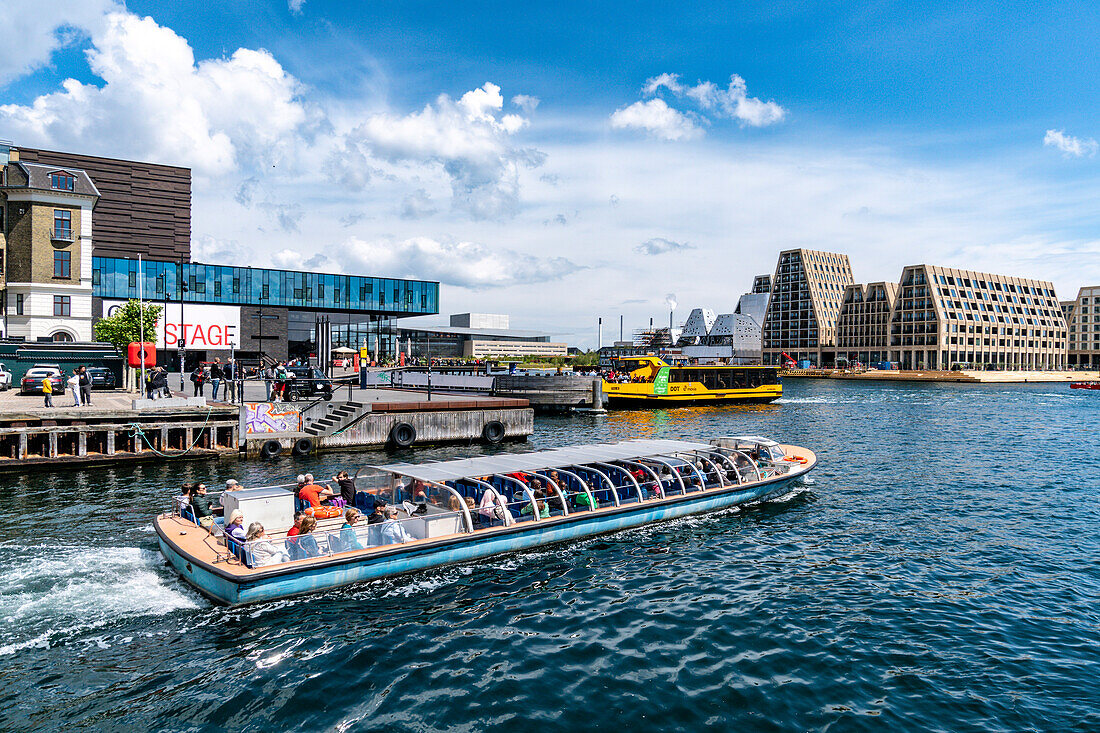 Hafenrundfahrt in Ausflugsboot, Kanalboot, vor Skuespilhuset Theater, Nyhavn, Kopenhagen, Dänemark