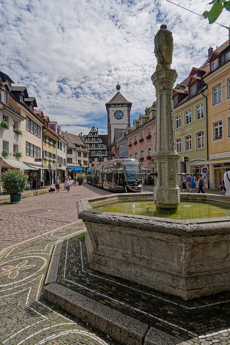 Oberlindenbrunnen, Schwabentor, Straßenbahn, historische Altstadt, Freiburg im Breisgau, Schwarzwald, Baden-Württemberg, Deutschland