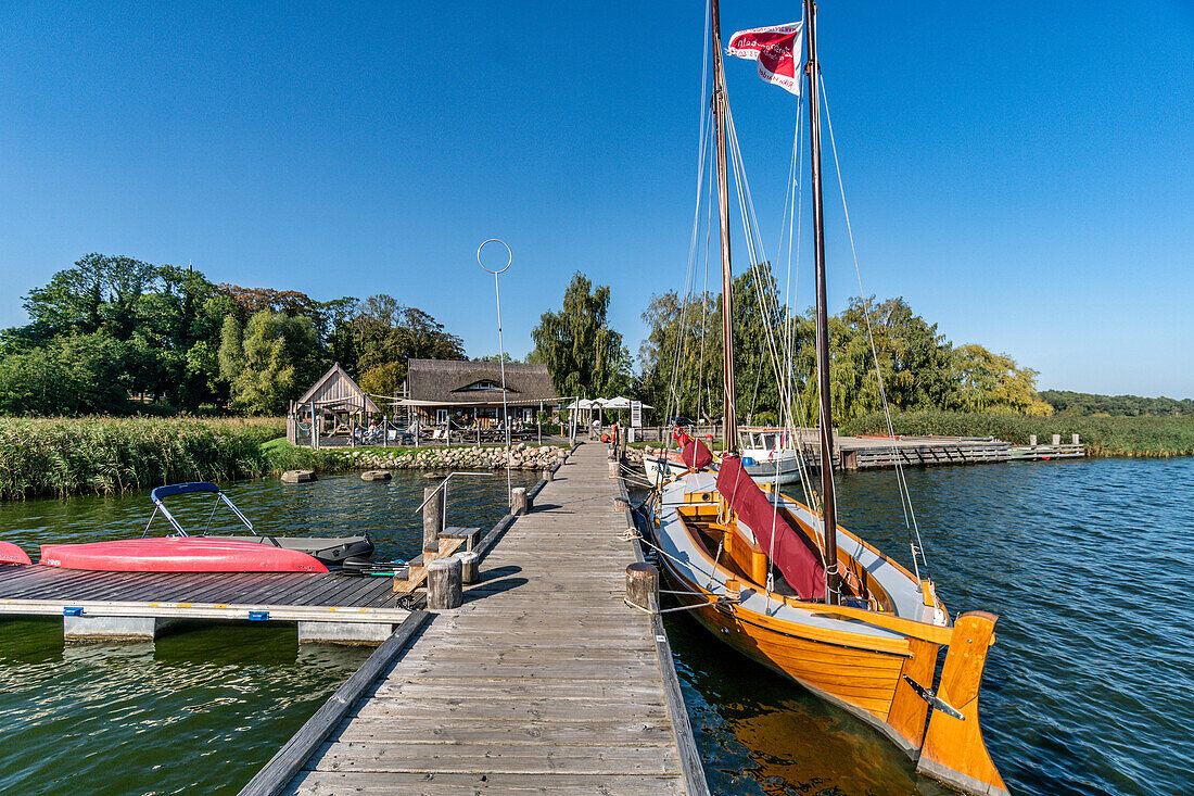 Segelboot im Naturhafen Krummin, Krumminer Wiek am Peenestrom, Insel Usedom, Mecklenburg-Vorpommern, Deutschland,