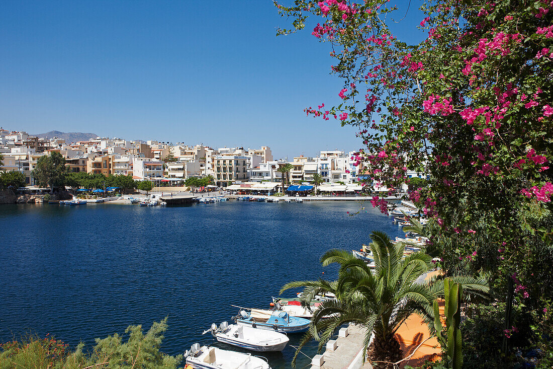  Malerische Aussicht auf den Voulismeni-See in der Stadt Agios Nikolaos, Kreta, Griechenland. 