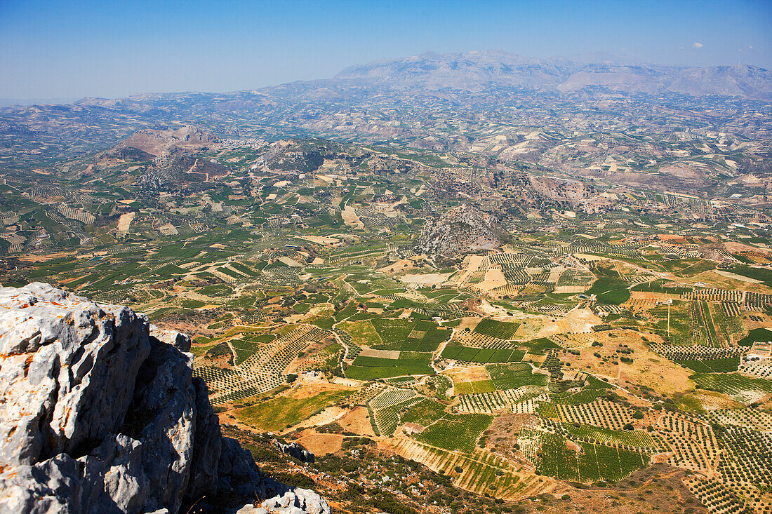 Malerische Aussicht auf ländliche Gegenden vom Berg Juktas, auch bekannt als Berg Giouchtas (Giouhtas), einem Berg im nördlichen Kreta, Griechenland.