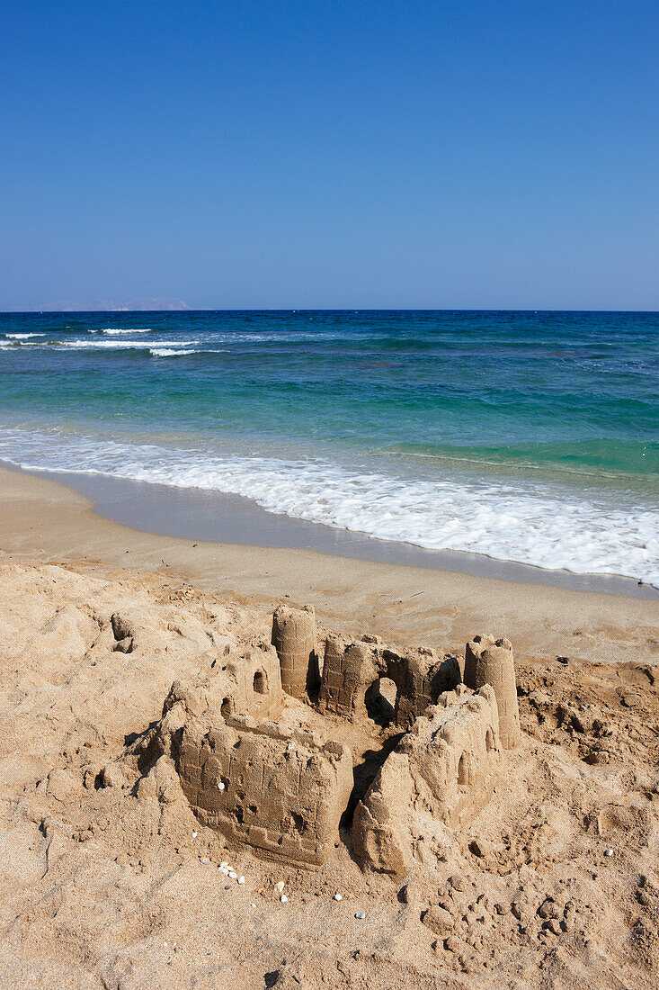  Eine Sandburg an einem Sandstrand in der Nähe von Hersonissos, Kreta, Griechenland. 