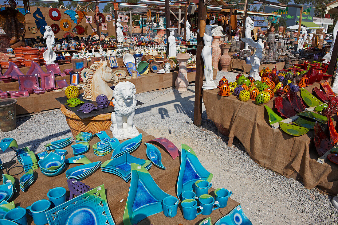  Stände mit verschiedenen Keramikgegenständen zum Verkauf auf einem Markt im Freien. Kreta, Griechenland. 