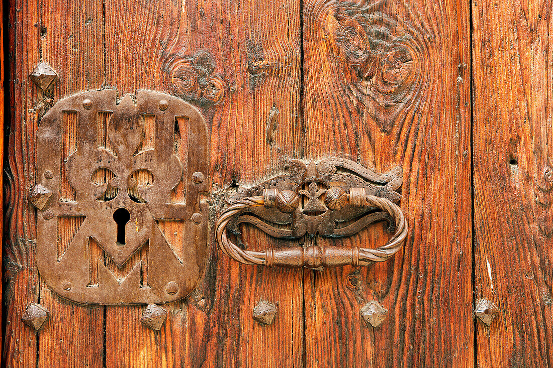  Detail einer alten hölzernen Haustür mit Metallgriff. Montblanc, Katalonien, Spanien. 