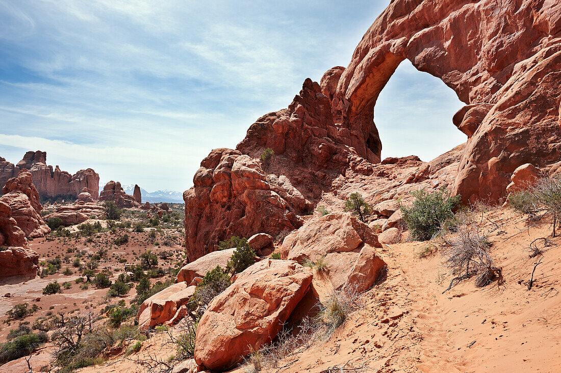 Aussicht auf den South Window Arch, einen riesigen Bogen im Arches National Park, Utah, USA.