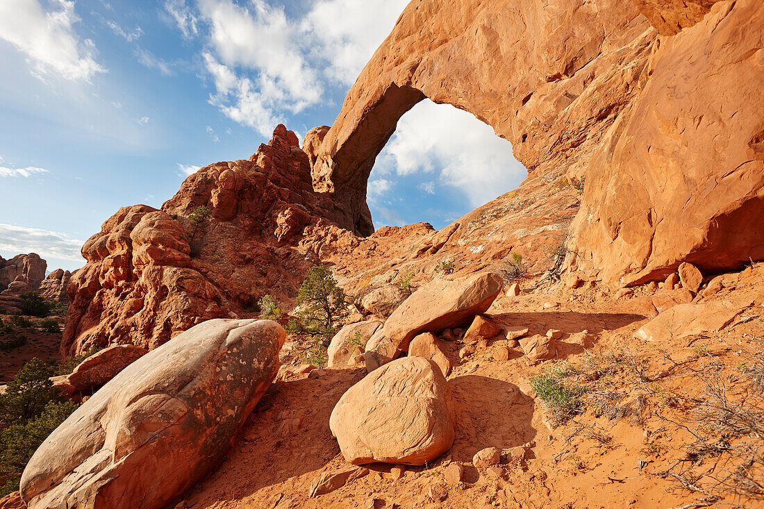  Der South Window Arch, ein massiver Bogen im Arches National Park, Utah, USA. 