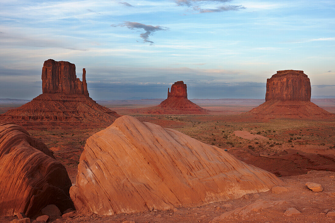 Aussicht auf West Mitten Butte, East Mitten Butte und Merrick Butte im Monument Valley Navajo Tribal Park bei Sonnenuntergang. Arizona, USA.