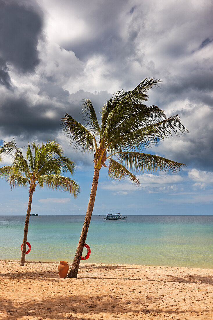  Sandstrand mit Palmen im Vinpearl Resort auf der Insel Phu Quoc, Vietnam. 