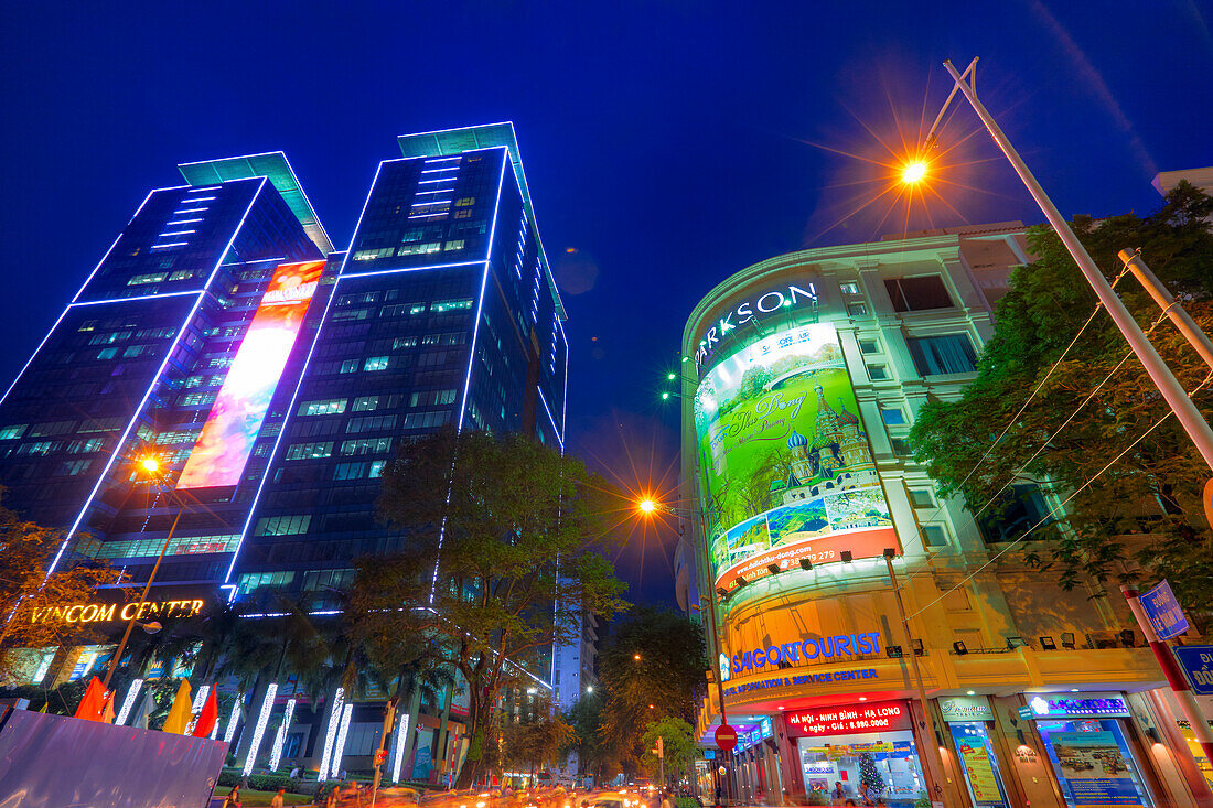  Moderne Gebäude im Bezirk 1, nachts beleuchtet. Ho-Chi-Minh-Stadt, Vietnam. 