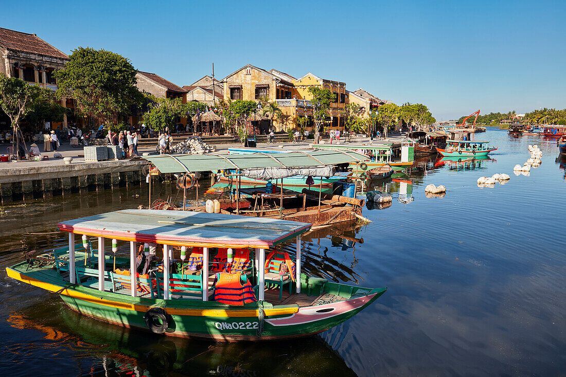  Traditionelle Holzboote auf dem Fluss Thu Bon. Hoi An, Provinz Quang Nam, Vietnam. 