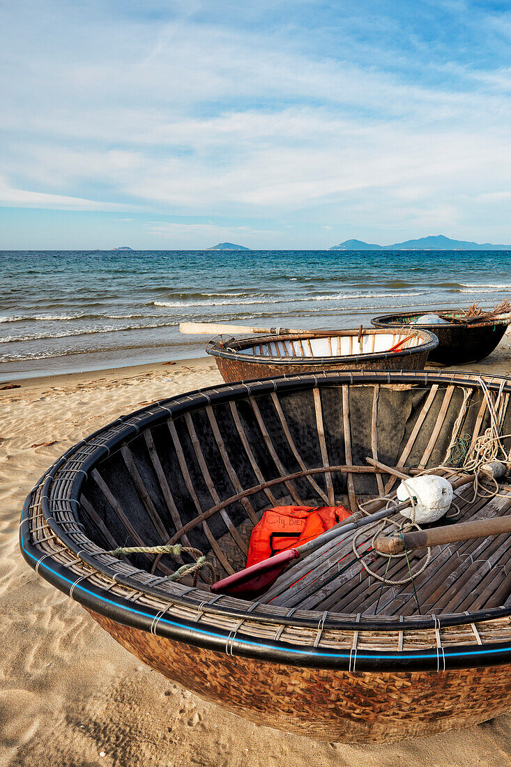  Traditionelle vietnamesische Fischerboote am Strand von Cua Dai. Hoi An, Provinz Quang Nam, Vietnam. 