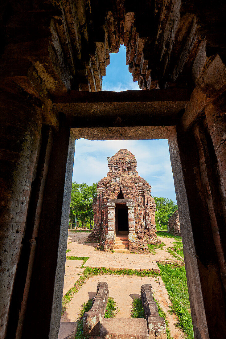  Eine gerahmte Ansicht von Kalan (Heiligtumsturm) in der Gruppe C. My Son-Heiligtum, Provinz Quang Nam, Vietnam. 