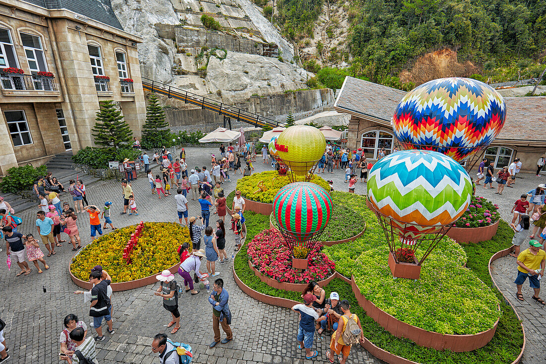  Menschen gehen an der Seilbahnstation Ba Na spazieren. Ba Na Hills Mountain Resort in der Nähe von Da Nang, Vietnam. 