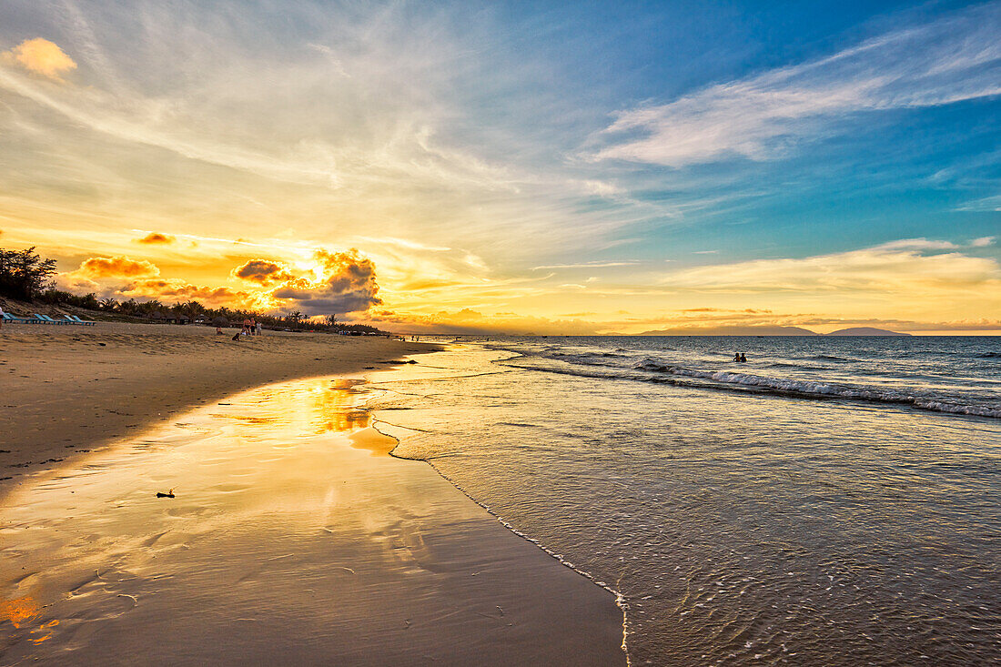  Blick auf den Cua Dai Beach bei Sonnenuntergang. Hoi An, Provinz Quang Nam, Vietnam. 