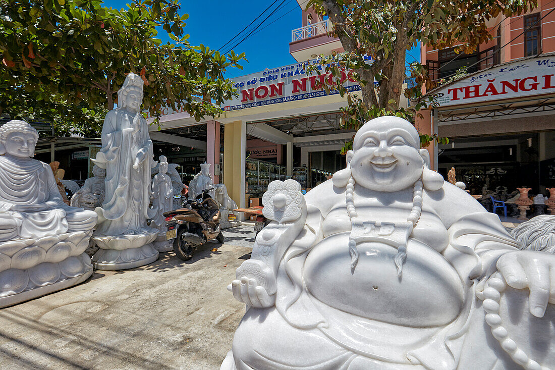  Eine Auswahl an Marmorstatuen, die vor einem Laden zum Verkauf angeboten werden. Die Marmorberge, Da Nang, Vietnam. 