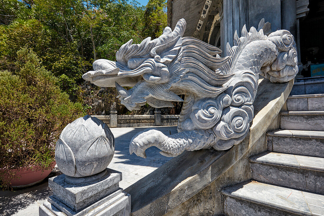  Drachenstatue am Eingang zum Xa-Loi-Turm. Thuy-Son-Berg, Marmorberge, Da Nang, Vietnam. 