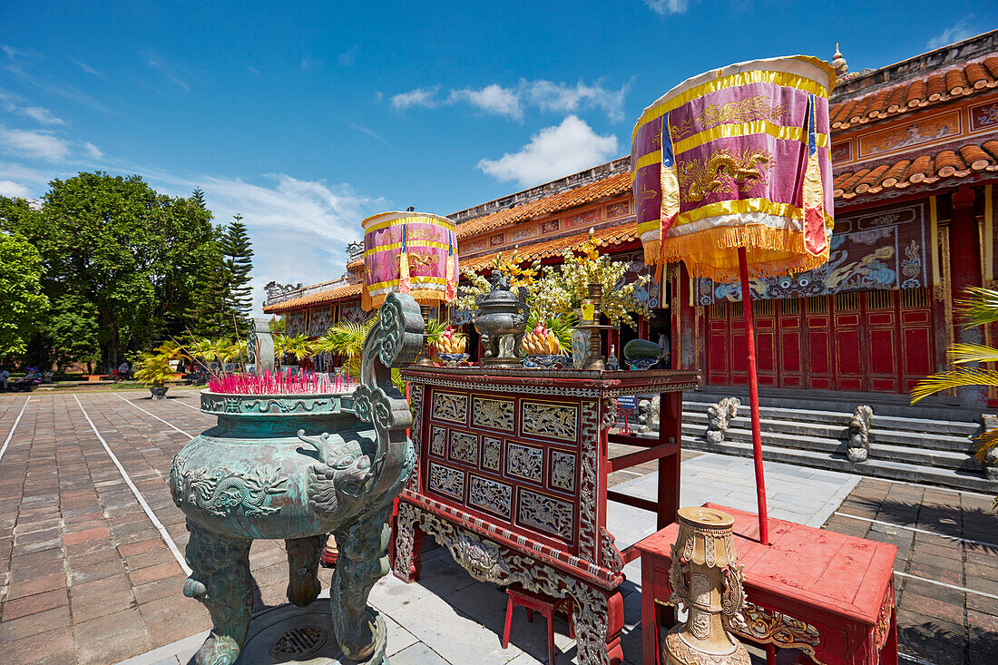  Freiluftaltar im To Mieu-Tempel. Kaiserstadt (Zitadelle), Hue, Vietnam. 