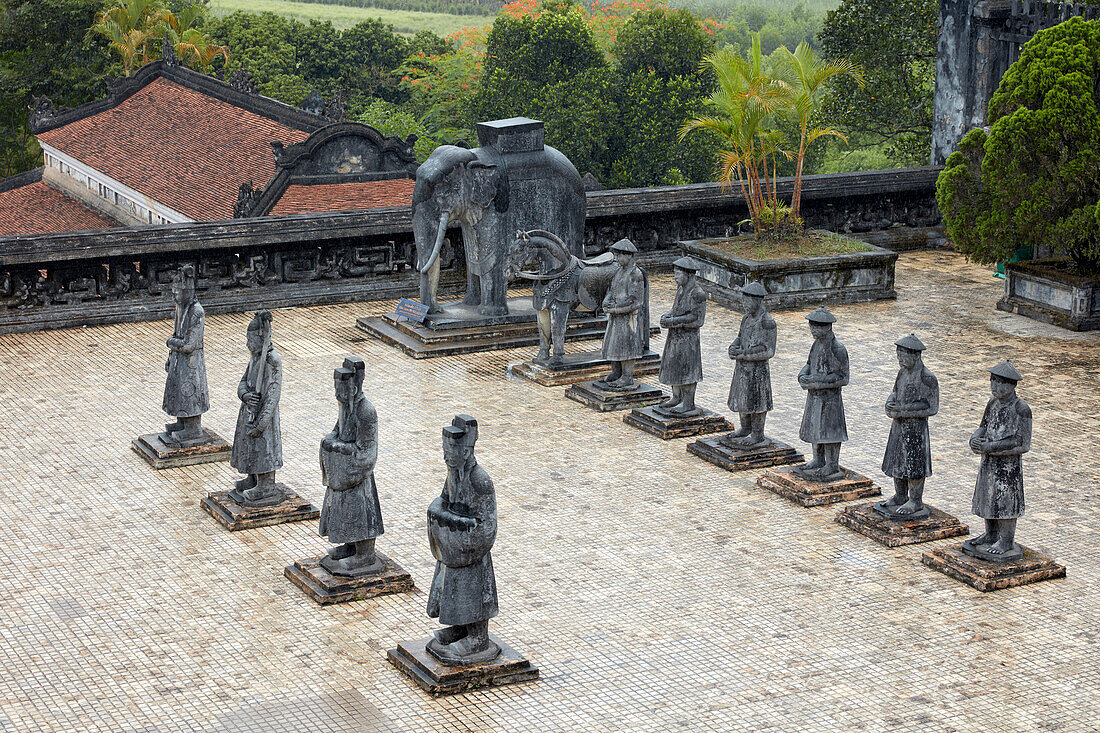  Mandarin-Statuen im Begrüßungshof am Grab von Khai Dinh (Ung-Grab). Hue, Vietnam. 