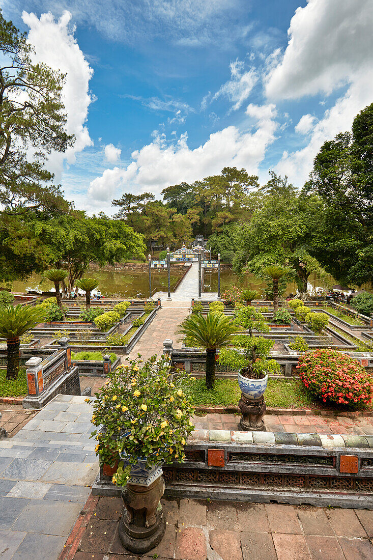  Landschaftsgarten am Tan Nguyet See. Grab von Minh Mang (Hieu-Grab), Hue, Vietnam. 