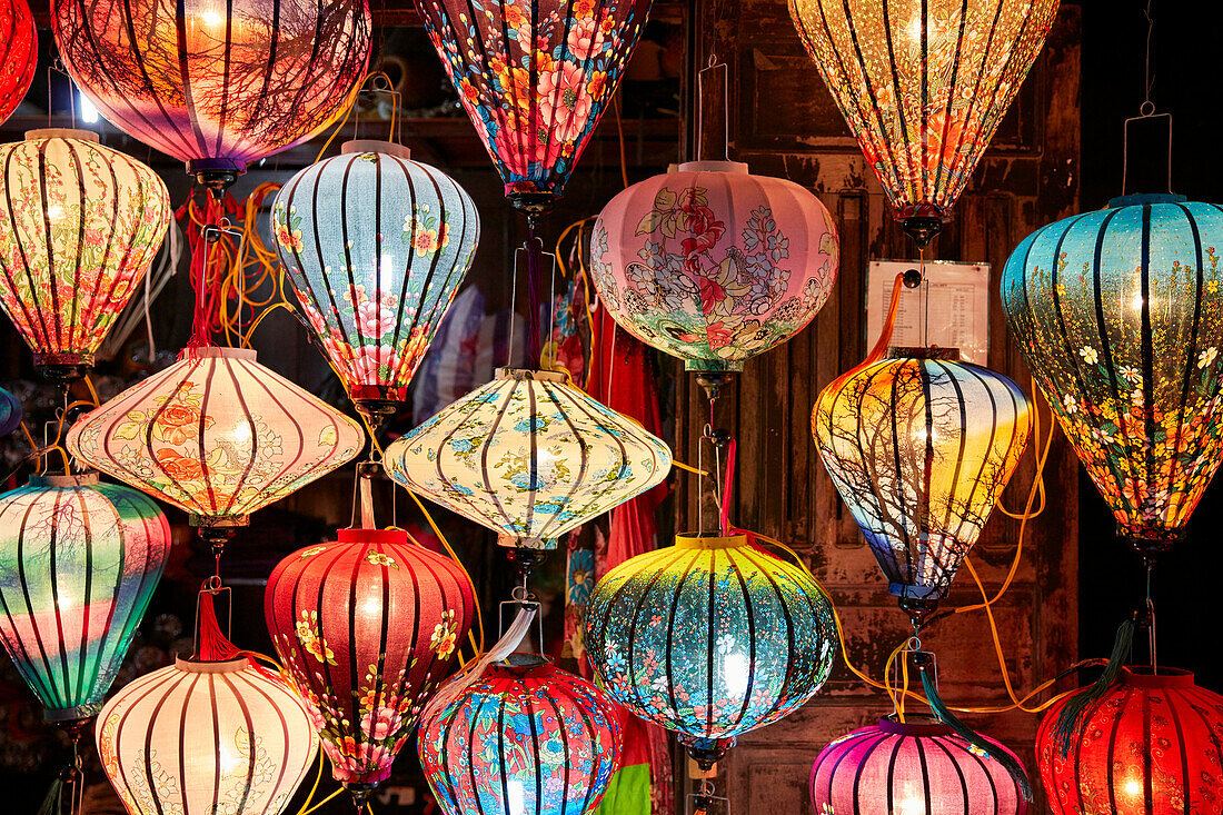  Bunte Laternen werden nachts zum Verkauf angeboten. Hoi An, Provinz Quang Nam, Vietnam. 