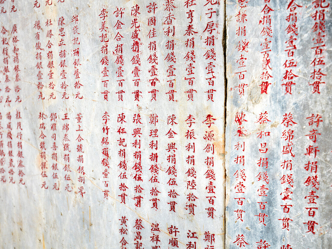  Marmortafel mit chinesischen Inschriften in der Versammlungshalle von Trieu Chau (Chaozhou). Hoi An, Provinz Quang Nam, Vietnam. 