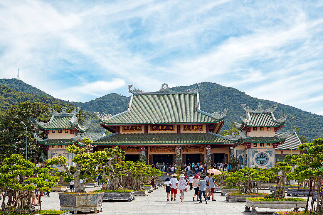  Menschen gehen an der Linh-Ung-Pagode spazieren. Da Nang, Vietnam. 