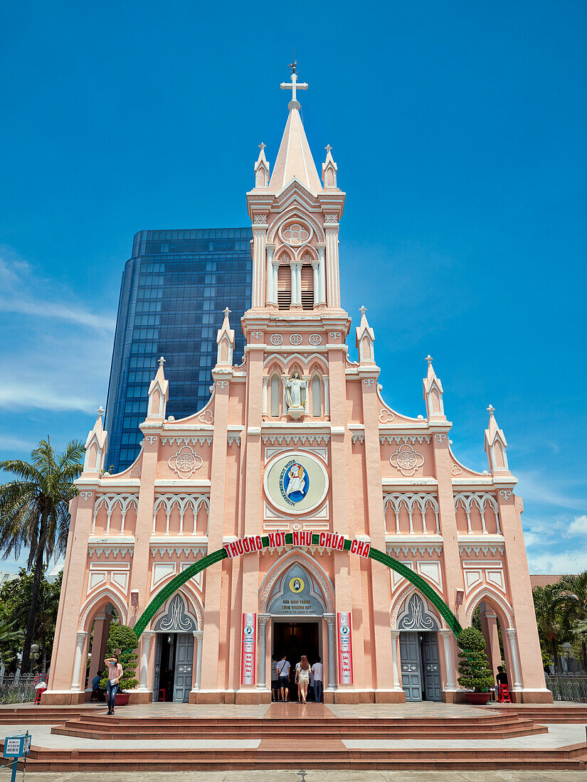  Außenansicht der Kathedrale von Da Nang (Basilika des Heiligen Herzens Jesu). Stadt Da Nang, Vietnam. 