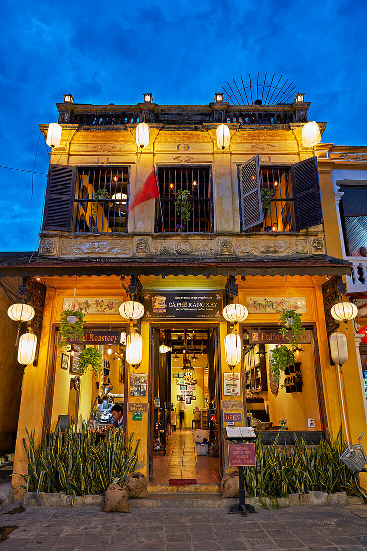  Ein altes Haus in der Altstadt von Hoi An, beleuchtet in der Abenddämmerung. Hoi An, Provinz Quang Nam, Vietnam. 