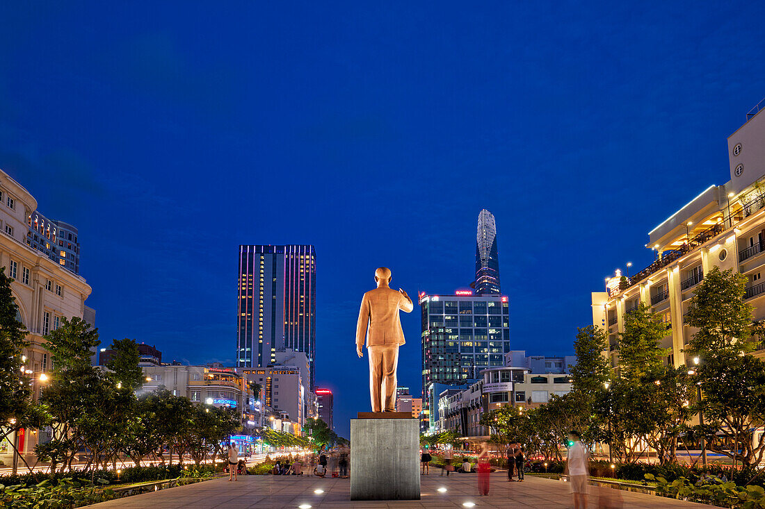  Ho-Chi-Minh-Platz, beleuchtet in der Abenddämmerung. Bezirk 1, Ho-Chi-Minh-Stadt, Vietnam. 