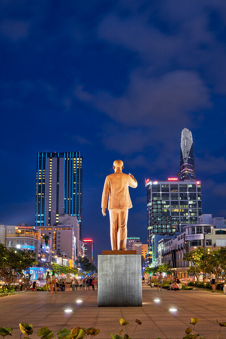  Ho-Chi-Minh-Platz, beleuchtet in der Abenddämmerung. Bezirk 1, Ho-Chi-Minh-Stadt, Vietnam. 