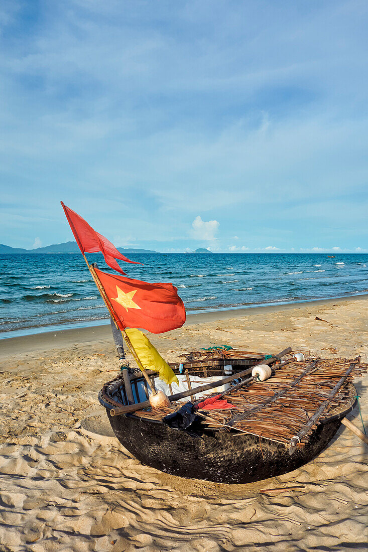  Traditionelles vietnamesisches Korakel am Cua Dai Beach. Hoi An, Provinz Quang Nam, Vietnam. 