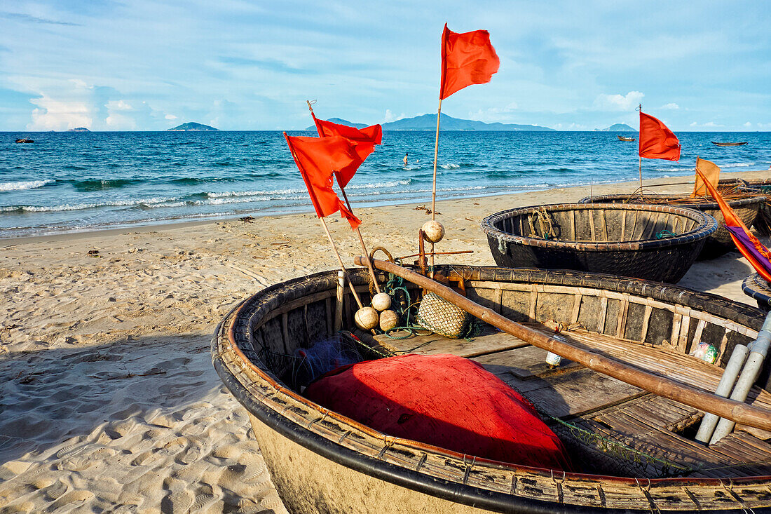  Traditionelle vietnamesische Korakel am Cua Dai Beach. Hoi An, Provinz Quang Nam, Vietnam. 