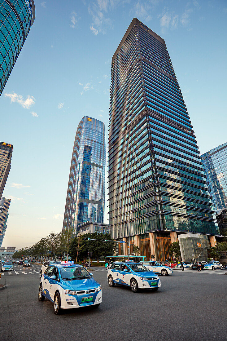  Elektrische Taxis fahren auf der Straße im zentralen Geschäftsviertel Futian. Shenzhen, Provinz Guangdong, China. 