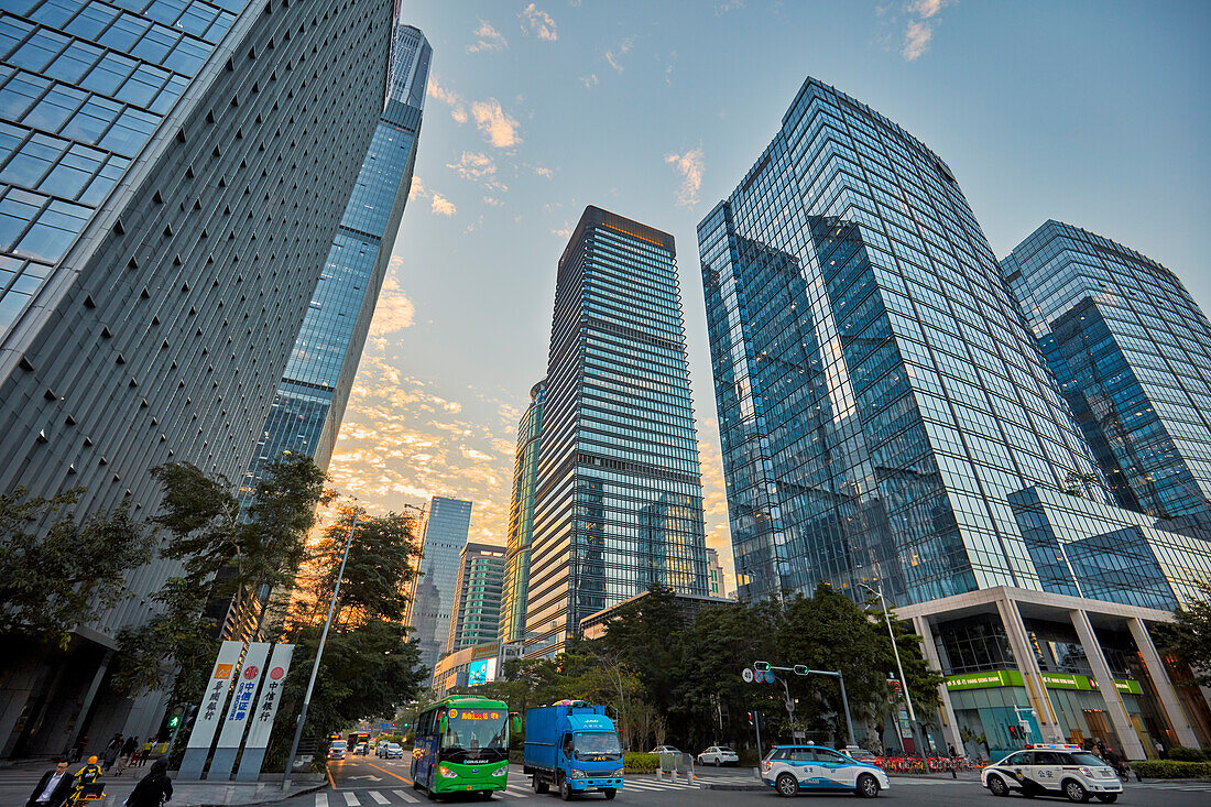 Wolkenkratzer im zentralen Geschäftsviertel Futian. Shenzhen, Provinz Guangdong, China.