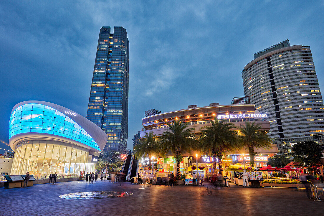  Gebäude im Sea World Plaza, beleuchtet in der Abenddämmerung. Shekou, Shenzhen, Provinz Guangdong, China. 