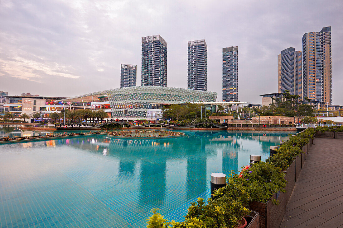 Becken im Sea World Plaza in der Abenddämmerung. Shekou, Shenzhen, Provinz Guangdong, China.