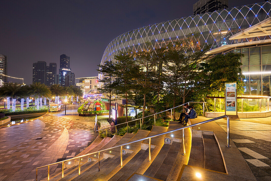  Gebäude im Sea World Plaza nachts beleuchtet. Shekou, Shenzhen, Provinz Guangdong, China. 