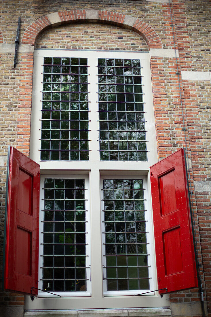  Gouda, Niederlande, Alte Bibliothek, Historische Fenster, Rote Fensterläden 