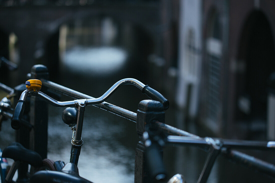  Utrecht, Niederlande, Fahrrad am Kanalufer geparkt 