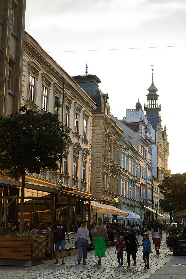  Straßenszene mit Restaurants, Pilsen, Tschechische Republik 