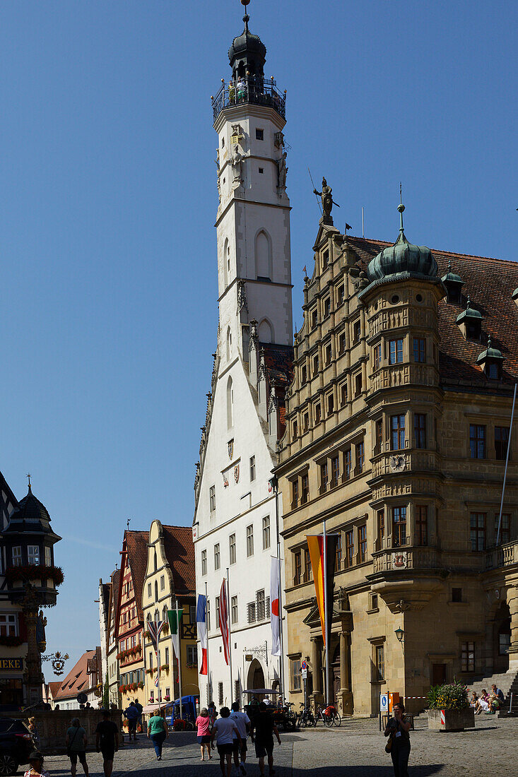  Rathaus mit mittelalterlichem Turm, Marktplatz, Rothenburg ob der Tauber, Franken, Bayern, Deutschland 