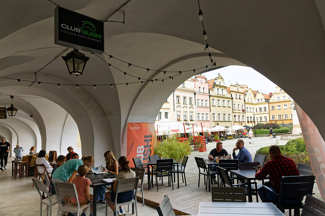  Café unter Arkaden, Marktplatz, Hirschberg, Jelenia Gora, Niederschlesien, Polen 